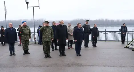 Тържествен богоявленски водосвет на бойните знамена бе извършен днес в Русе