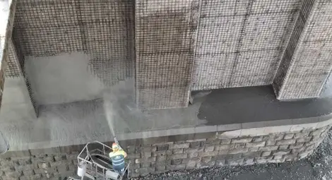 Монтират се корнизни елементи, армировка и болтови дюбели в участъка в ремонт на Дунав мост при Русе