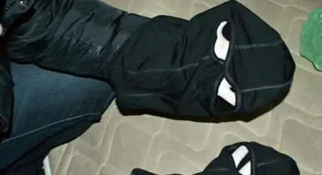 Сини очи издали маскиран грабител