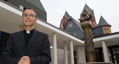 Папата отстрани до второ нареждане "епископа на лукса"