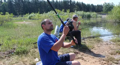 Рибари се вълнуват ще клъвне ли рибата Рибари се вълнуват ще клъвне ли рибата