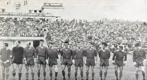 Футболният отбор на Дунав /Русе/, сниман през пролетта на 1960 г. при гостуване в София. Отляво надясно: Атанас Цанов /капитан/, Сава Симеонов, Иван Атанасов, Васил Разсолков, Никола Йорданов, Георги Василев /Гоци/, Енчо Калайджиев, Светослав Кирчев, Светослав Калчев, Георги Василев /Джогата/, Петър Колев.