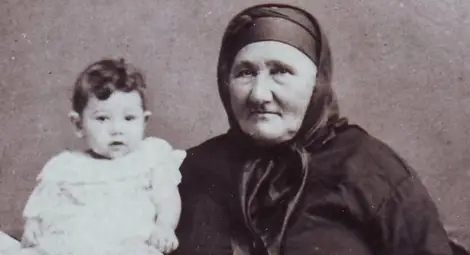 Баба Тонка с внучката Захаринка.