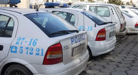 Скандалджийка счупи стъклото на патрулка