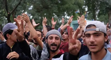 Бежанци подпалиха център за настаняване в Дюселдорф, нямали "Нутела" и желирани бонбони!