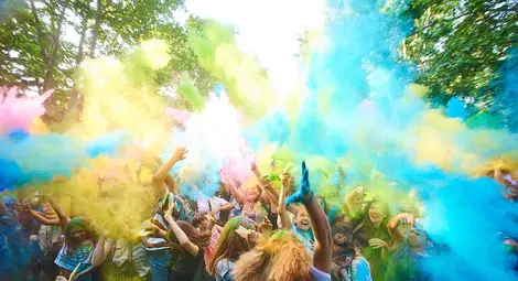 Паркът потъна в пъстри облаци от цветен прах