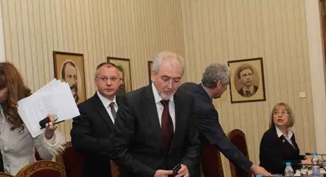 Местан: Днес два проучвателни мандата, в понеделник кабинет