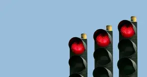 Глоба по преразказ за минаване на червено катастрофира в съда