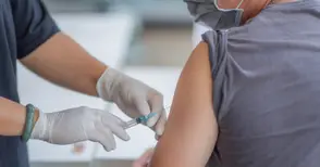 Надигащата се нова ковид вълна раздвижи имунизациите. Но на вече имунизираните