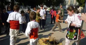 Децата в Николово посрещнаха  Благовец и изгониха змиите