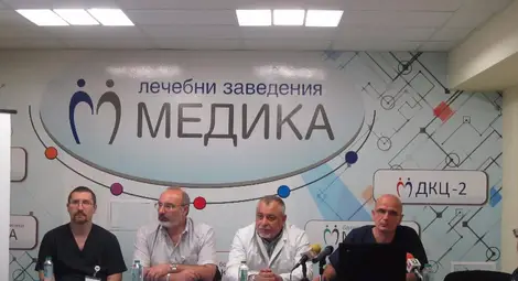 Лекарите Тютюнджиев, Йоцов, Кожухаров и Димитров /от ляво надясно/ разказаха за уникалната съвместна операция. Снимка: УМБАЛ &bdquo;Медика&ldquo;
