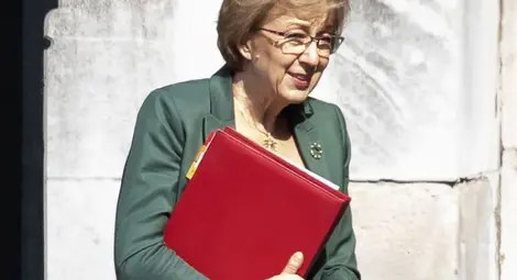 Лидерът на британските консерватори излезе от правителството на Мей Лидерът на британските консерватори излезе от правителството на Мей