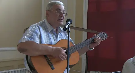 Руски бард изпя с китара свои стихове за любовта и войната