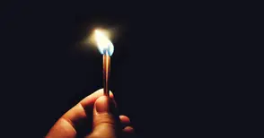 Баща подпалил семейната къща с 4-месечното му бебе в нея