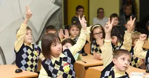 Първолаци учат математика в забавна интерактивна игра