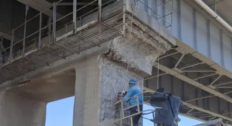 Монтират се корнизни елементи, армировка и болтови дюбели в участъка в ремонт на Дунав мост при Русе