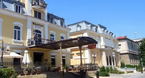 Психично болен трошил с пейка входната врата на хотел &bdquo;Чарлино&ldquo;