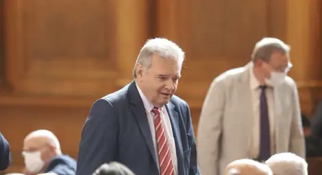 По 300 лв. глоба за 24-ма депутати без маски