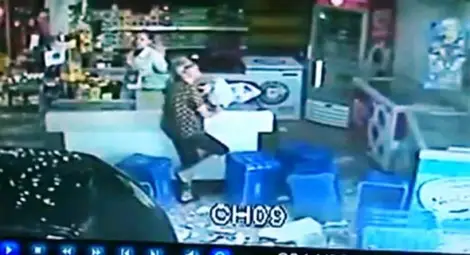 Пиян шофьор нахлу в бакалия (ВИДЕО)