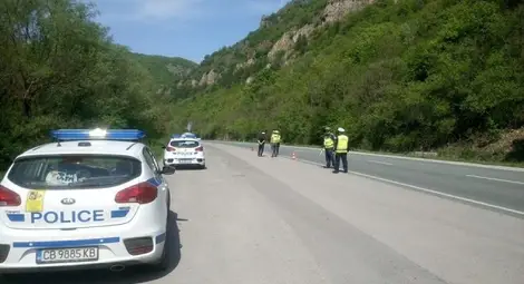 Проверките на автобуси и камиони продължават