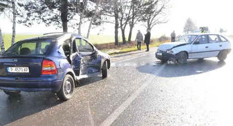 Заслепен от слънцето шофьор прати двама души в болницата
