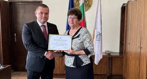 Кметът Пенчо Милков връчи грамоти на бивши директори на детски градини по повод 24 май Кметът Пенчо Милков връчи грамоти на бивши директори на детски градини по повод 24 май