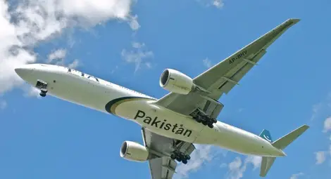 Пакистанци пътуваха в самолет като правостоящи
