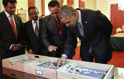 Обама разгледа скелета на майката на човечеството - Люси