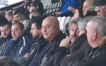 Бакеро /в &bdquo;ложата&ldquo;/ вдясно до президента на &bdquo;Славия&ldquo; Венцеслав Стефанов.