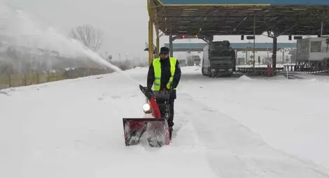 Митницата разчиства край Дунав мост със собствен снегорин