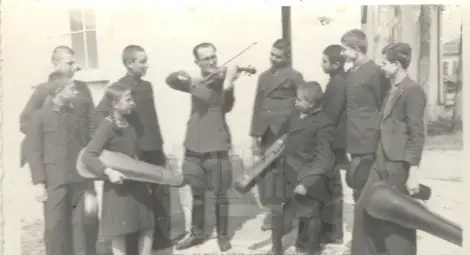 Снимка на Б. Михайлов с колеги и ученици.