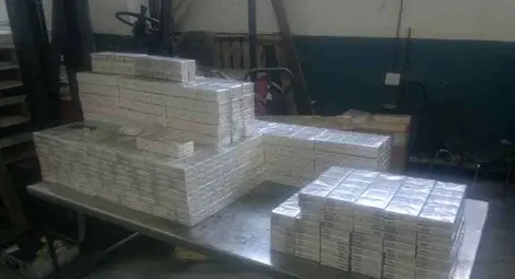 Русенски митничари откриха 2310 кутии цигари в тайник под платформа за превоз на коли