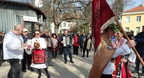 На Трифон Зарезан в Ценово избраха нов цар и зарязаха лозята