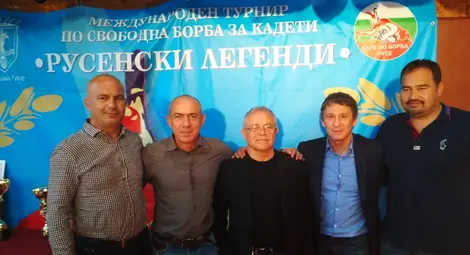 Петима от големите борци, в чиято чест се провежда турнирът /отлява надясно/ - Валентин Гецов, Валентин Савов, Огнян Николов, Валентин Йорданов, Рахмат Сукра. Всички те бяха сред гостите на &bdquo;Легендите&ldquo;. Снимка: Георги ХРИСТОВ