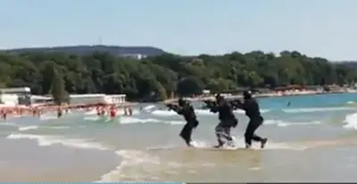 НАТО атакува с черни маски и стрелба варненския плаж, туристите полудяха