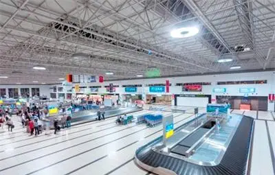 Десетки българи блокирани в Анталия заради повреден самолет