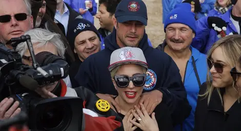 Лейди Гага се потопи благотворително в леденото Мичиганско езеро