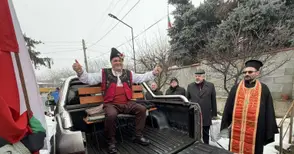 Магарето се предаде пред леда, но традицията - не: Черешово отпразнува Дядовден с джип и много смях
