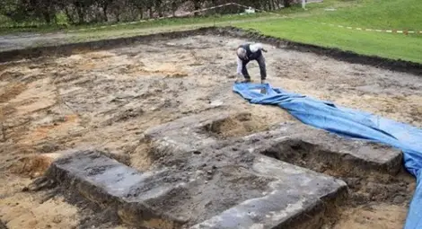 Работници откриха огромна свастика под стадион в Германия