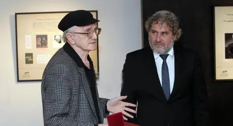 Министърът на културата Боил Банов връчва отличието на именития поет.