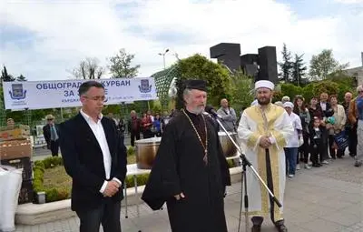 Християни и мюсюлмани се събраха на общ курбан в Кърджали /галерия/