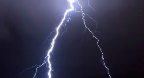 В гръмотевична буря: Мълния уби двама на място в Априлци