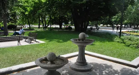 Кавалер строши с бухалка чешмичката срещу хотел &bdquo;Дунав&ldquo;