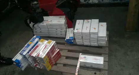 Румънец скрил 80 стека цигари в тоалетната и тавана на автобус Румънец скрил 80 стека цигари в тоалетната и тавана на автобус