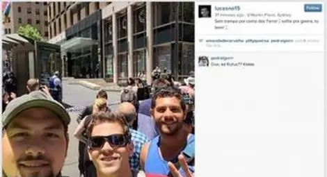 Минувачи си правят селфита пред кафенето със заложници в Сидни