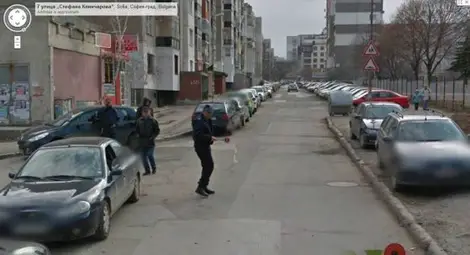 Български полицай хванат да спира кола на Google Street View