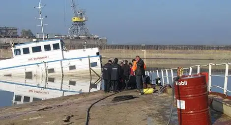 Започна източването на горивото от потъналия кораб край Русе