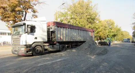 Разсеян шофьор засипа пътя до Сливо поле със слънчогледово семе