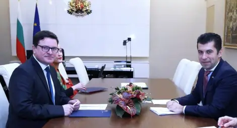 Премиерът Кирил Петков проведе среща с посланика на Великобритания Роб Диксън