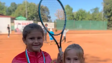 Рамона /вляво/ и Аделина със спечелените купи.